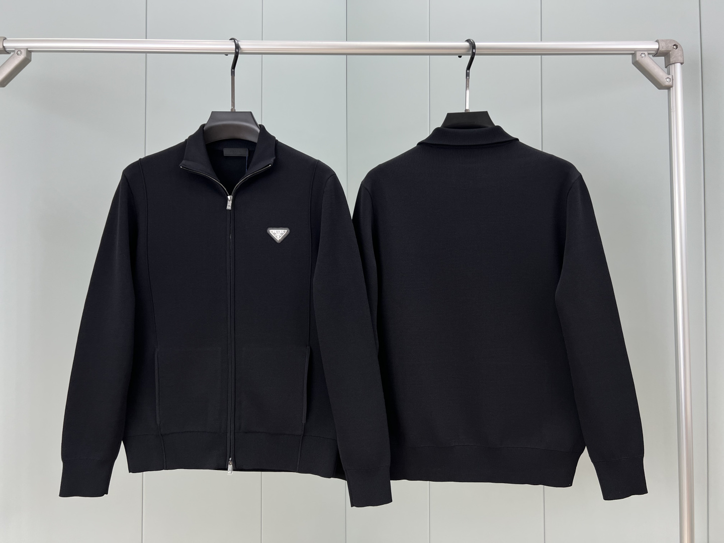 Prada.普拉达 25秋冬经典涂珐琅三角金属徽标立领棉质混纺针织开衫，正面胸前饰有经典标志性特色金属三