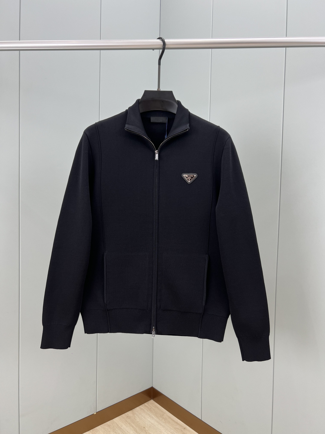 Prada.普拉达 25秋冬经典涂珐琅三角金属徽标立领棉质混纺针织开衫，正面胸前饰有经典标志性特色金属三