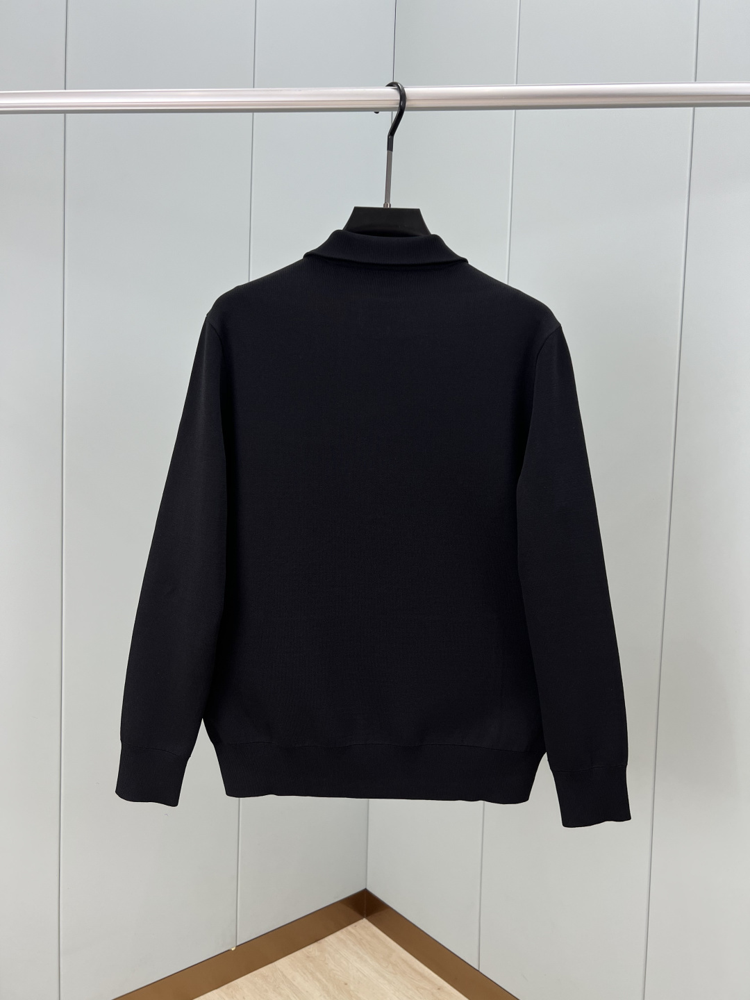 Prada.普拉达 25秋冬经典涂珐琅三角金属徽标立领棉质混纺针织开衫，正面胸前饰有经典标志性特色金属三