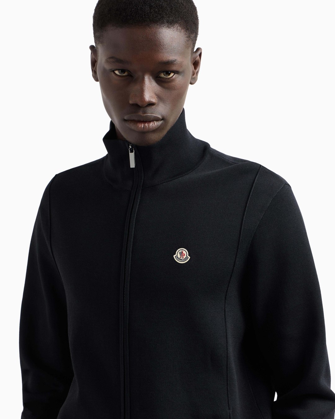 Moncler.蒙口 25秋冬经典徽章刺绣标识立领棉质混纺针织夹克，正面胸前饰经典刺绣羊毛小标点缀，此款