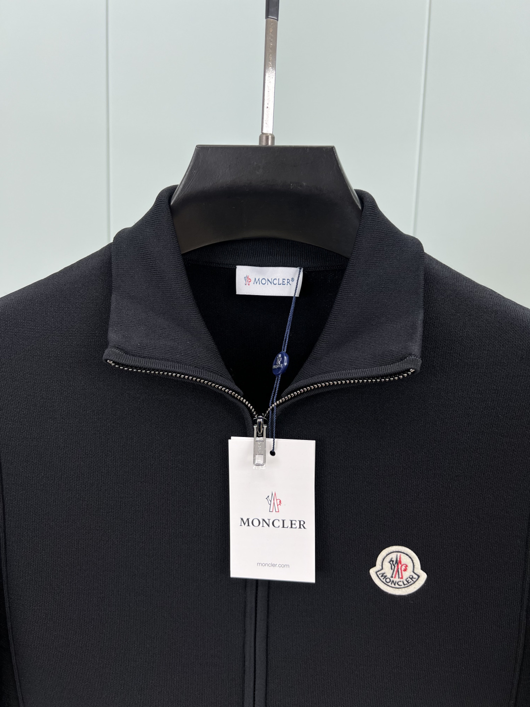 Moncler.蒙口 25秋冬经典徽章刺绣标识立领棉质混纺针织夹克，正面胸前饰经典刺绣羊毛小标点缀，此款