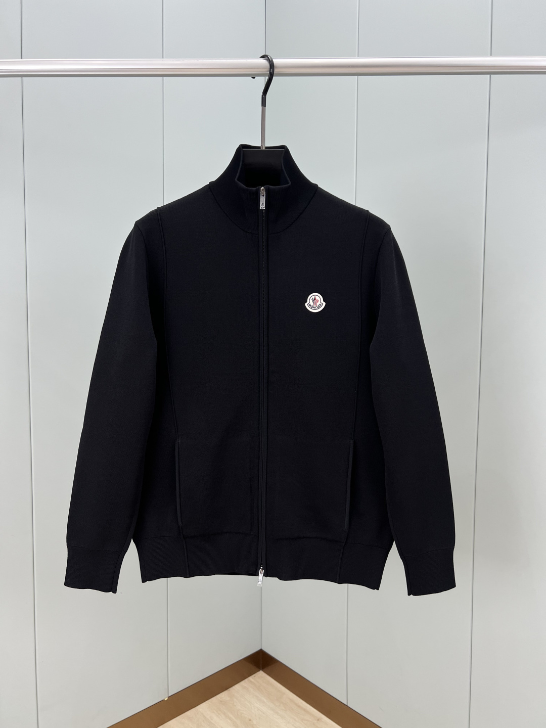 Moncler.蒙口 25秋冬经典徽章刺绣标识立领棉质混纺针织夹克，正面胸前饰经典刺绣羊毛小标点缀，此款