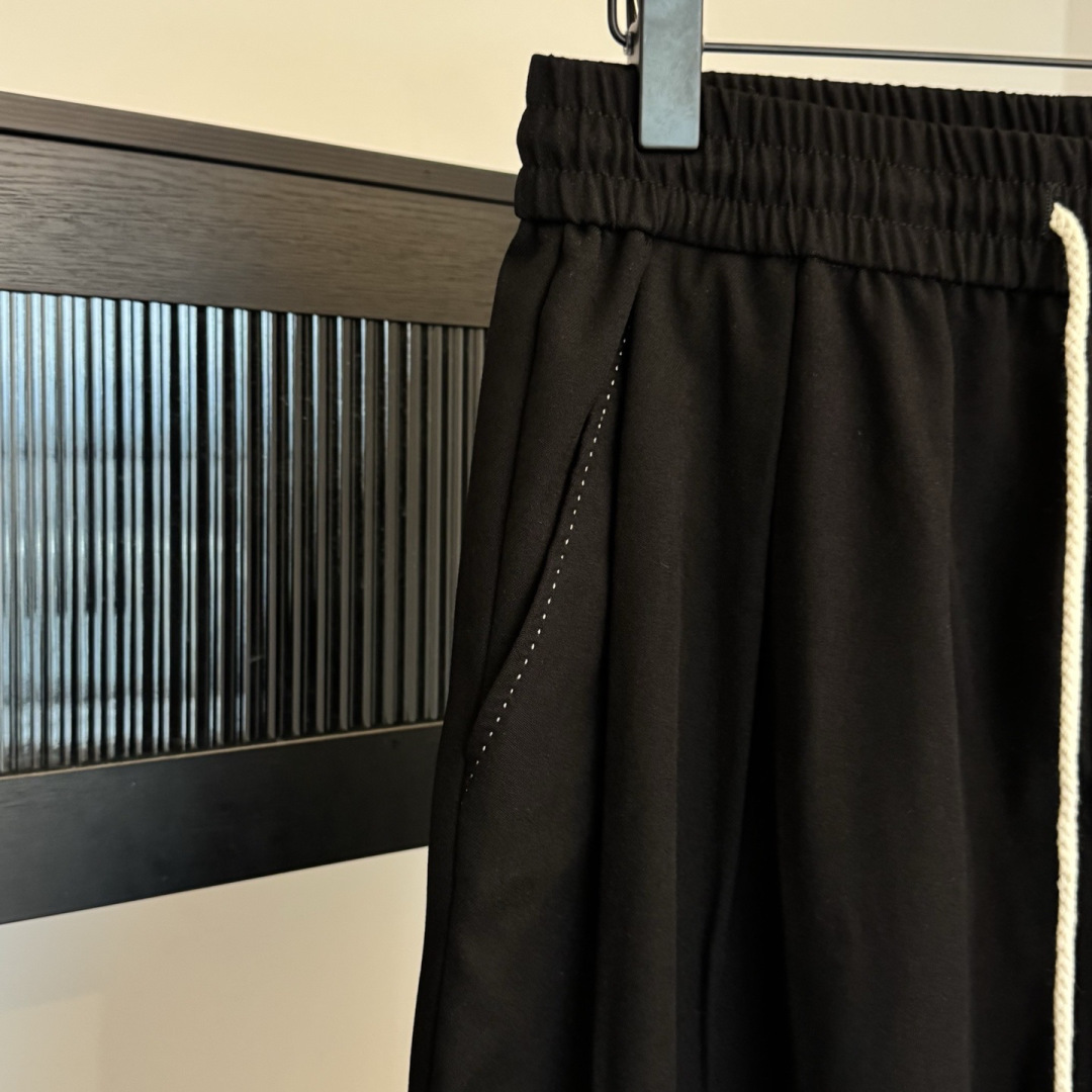 LOEWE🌟2026年春季新款休闲长裤🆕采用优质棉质材，搭上身足够吸睛且回头率爆棚！男女同款！码数：M-