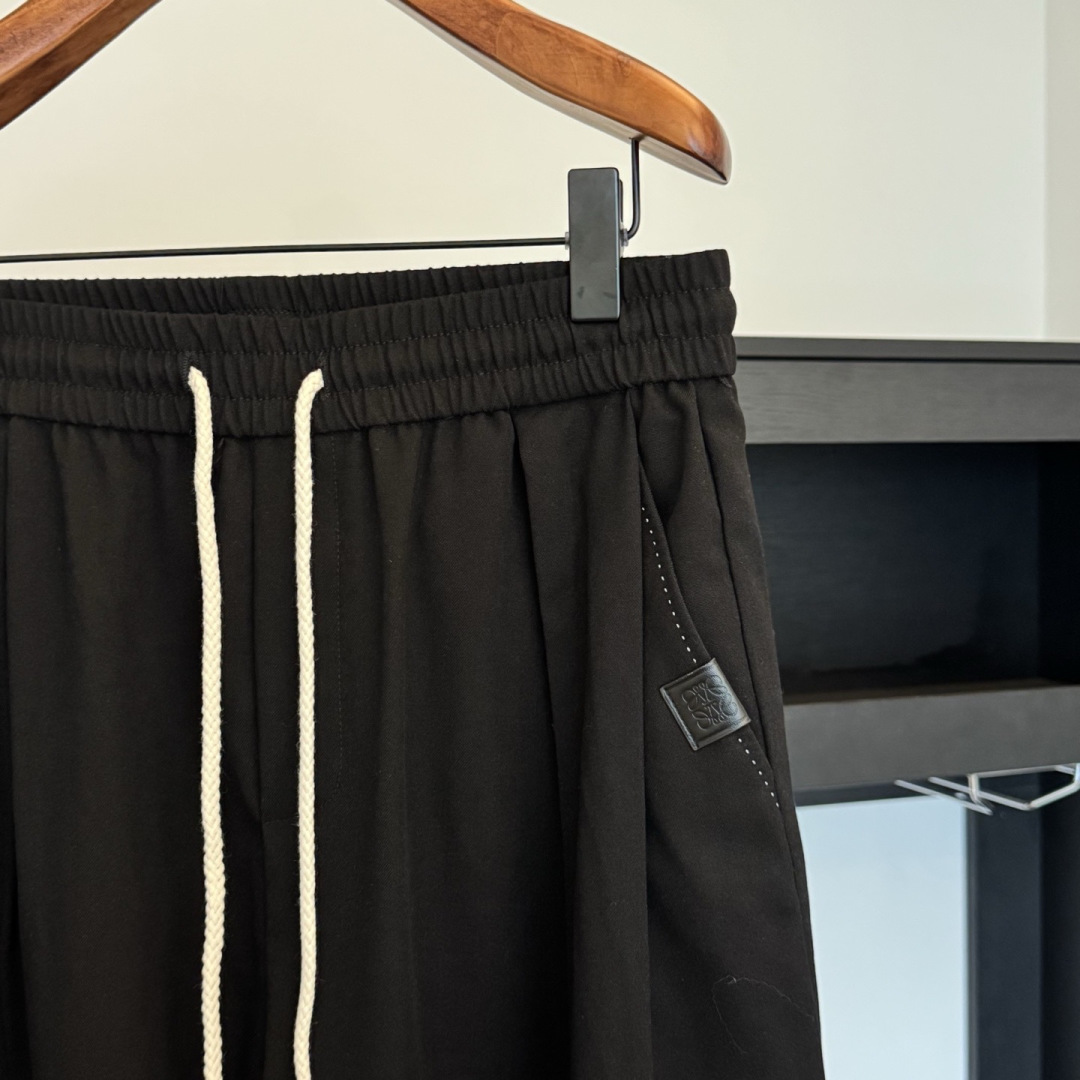 LOEWE🌟2026年春季新款休闲长裤🆕采用优质棉质材，搭上身足够吸睛且回头率爆棚！男女同款！码数：M-