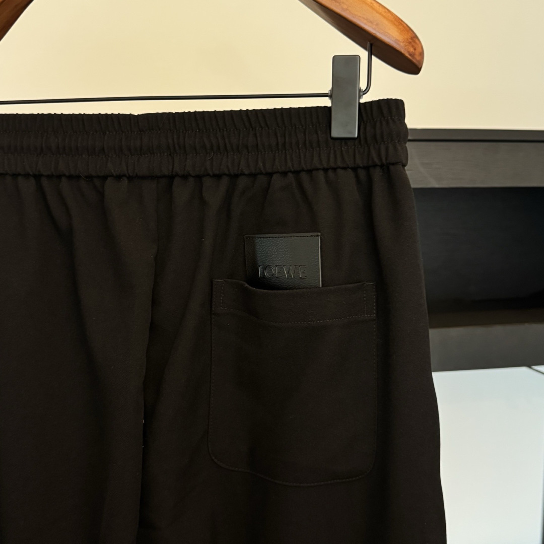 LOEWE🌟2026年春季新款休闲长裤🆕采用优质棉质材，搭上身足够吸睛且回头率爆棚！男女同款！码数：M-