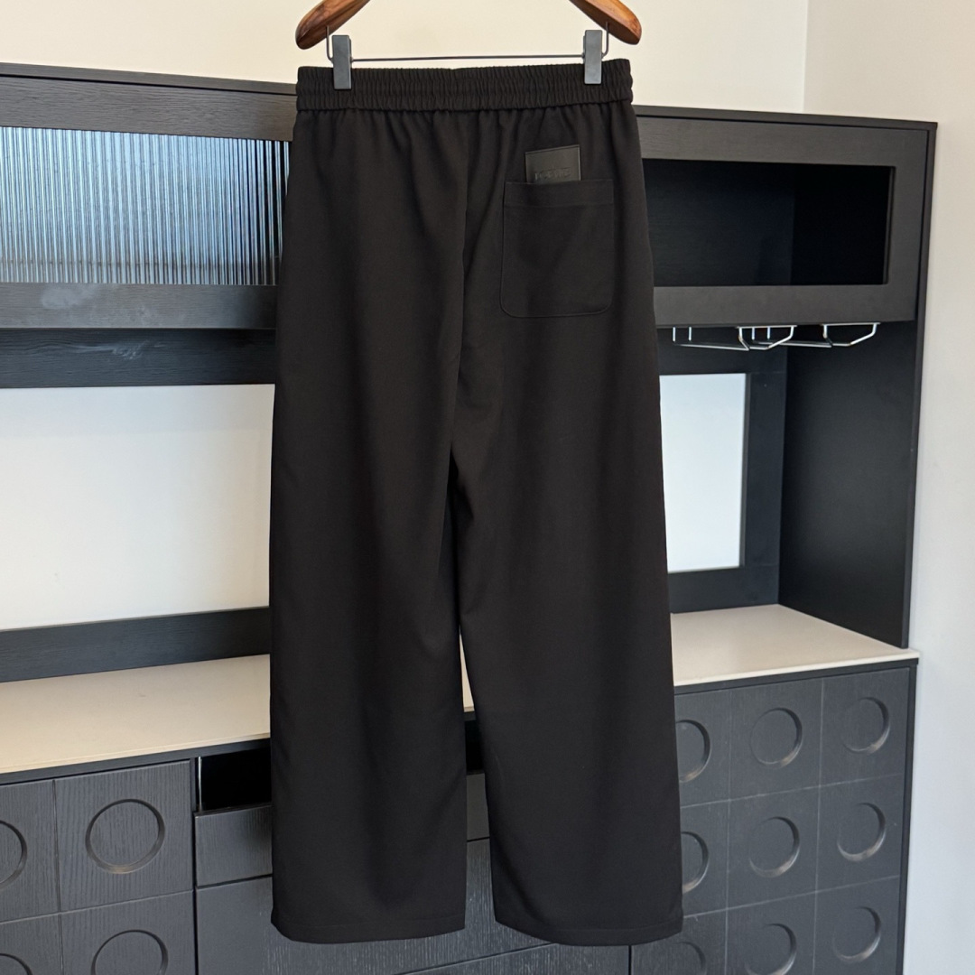 LOEWE🌟2026年春季新款休闲长裤🆕采用优质棉质材，搭上身足够吸睛且回头率爆棚！男女同款！码数：M-