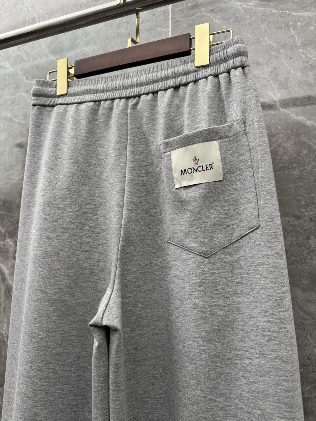 蒙口 新款休闲长裤！采用高定优质面料，亲肤舒适细腻，久穿不变形不起皱，耐穿性能强。腰部松紧带抽绳设计，车