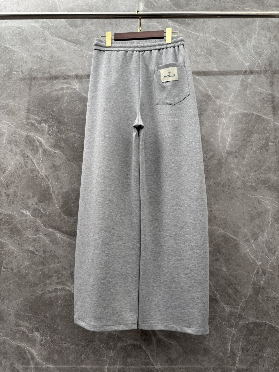 蒙口 新款休闲长裤！采用高定优质面料，亲肤舒适细腻，久穿不变形不起皱，耐穿性能强。腰部松紧带抽绳设计，车