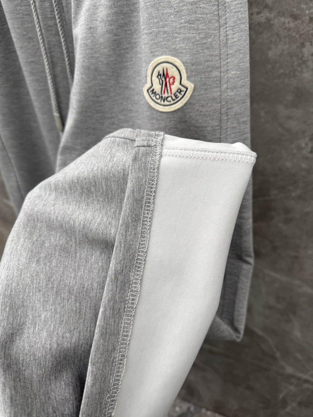 蒙口 新款休闲长裤！采用高定优质面料，亲肤舒适细腻，久穿不变形不起皱，耐穿性能强。腰部松紧带抽绳设计，车