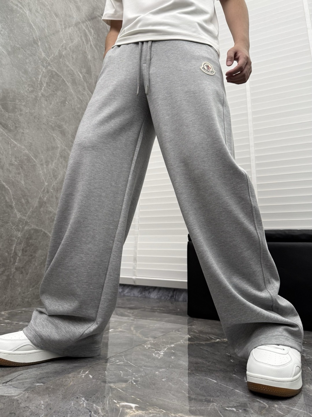 蒙口 新款休闲长裤！采用高定优质面料，亲肤舒适细腻，久穿不变形不起皱，耐穿性能强。腰部松紧带抽绳设计，车