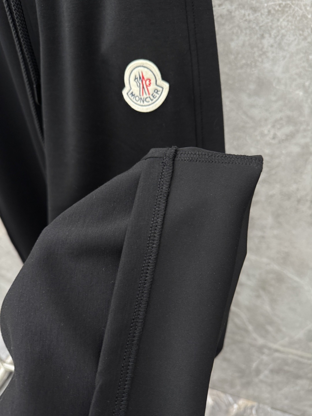 蒙口 新款休闲长裤！采用高定优质面料，亲肤舒适细腻，久穿不变形不起皱，耐穿性能强。腰部松紧带抽绳设计，车