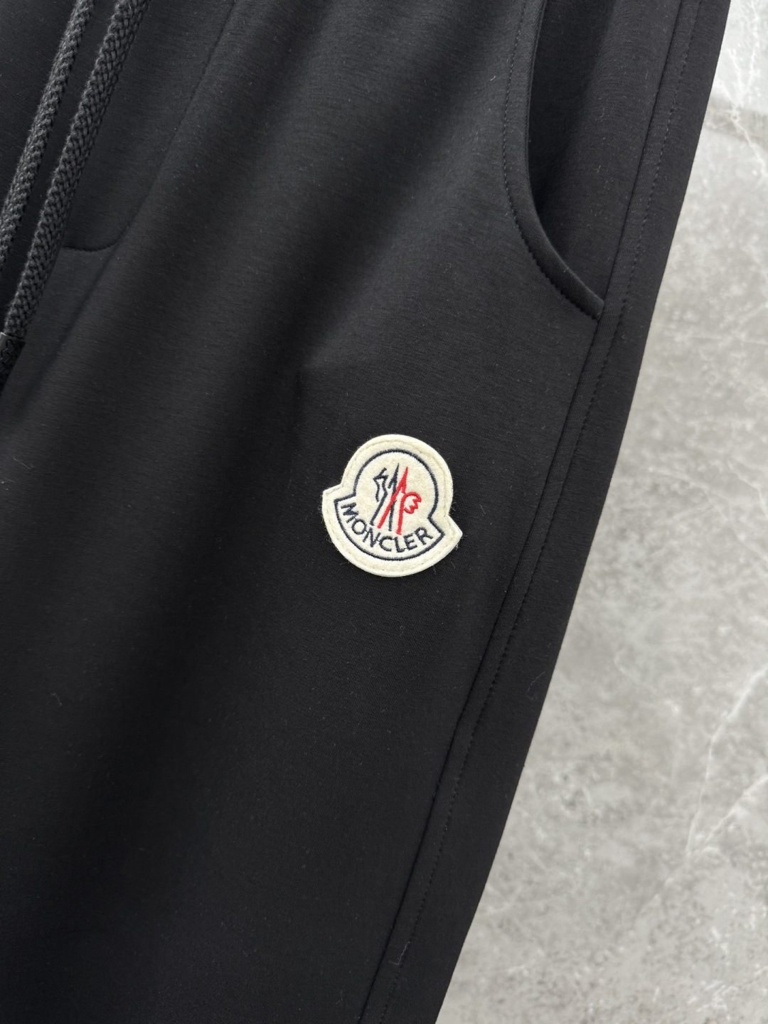 蒙口 新款休闲长裤！采用高定优质面料，亲肤舒适细腻，久穿不变形不起皱，耐穿性能强。腰部松紧带抽绳设计，车