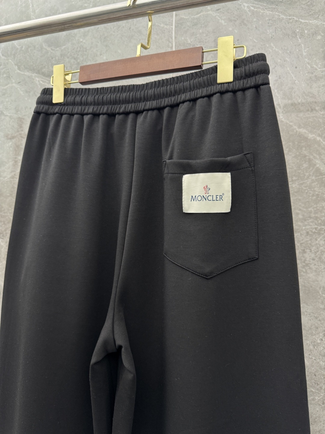 蒙口 新款休闲长裤！采用高定优质面料，亲肤舒适细腻，久穿不变形不起皱，耐穿性能强。腰部松紧带抽绳设计，车