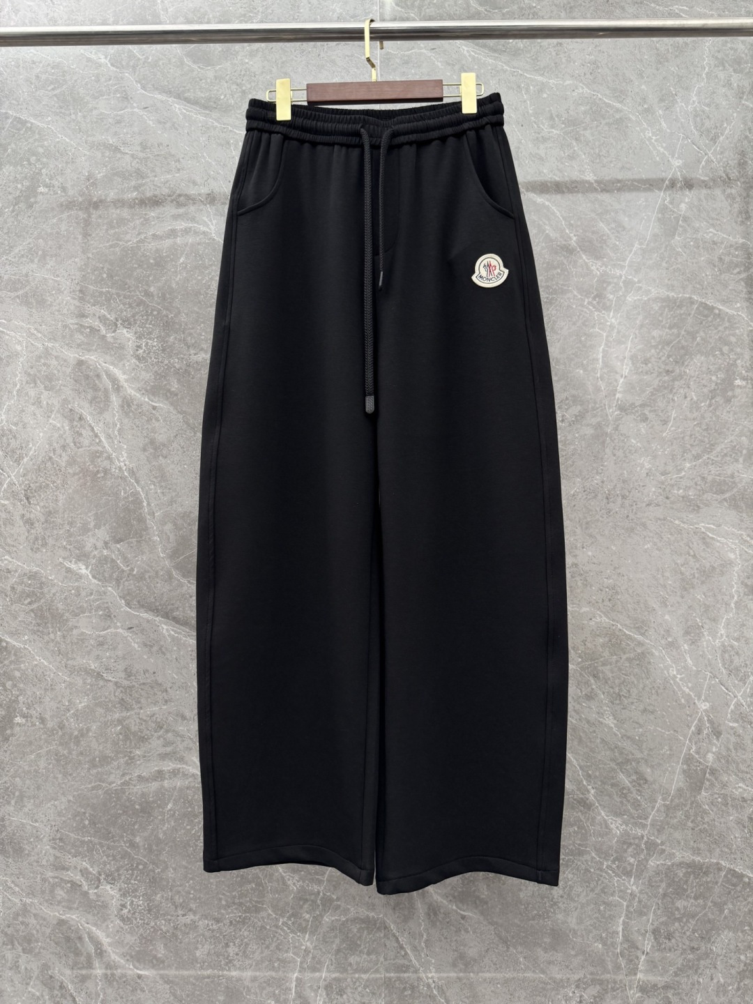 蒙口 新款休闲长裤！采用高定优质面料，亲肤舒适细腻，久穿不变形不起皱，耐穿性能强。腰部松紧带抽绳设计，车