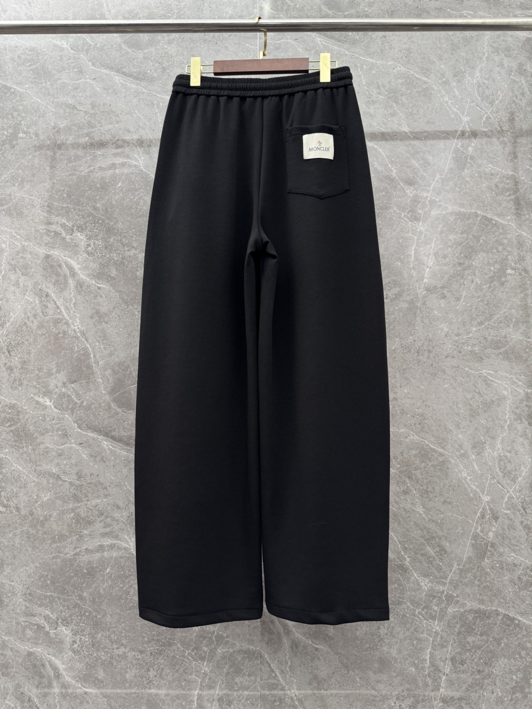 蒙口 新款休闲长裤！采用高定优质面料，亲肤舒适细腻，久穿不变形不起皱，耐穿性能强。腰部松紧带抽绳设计，车