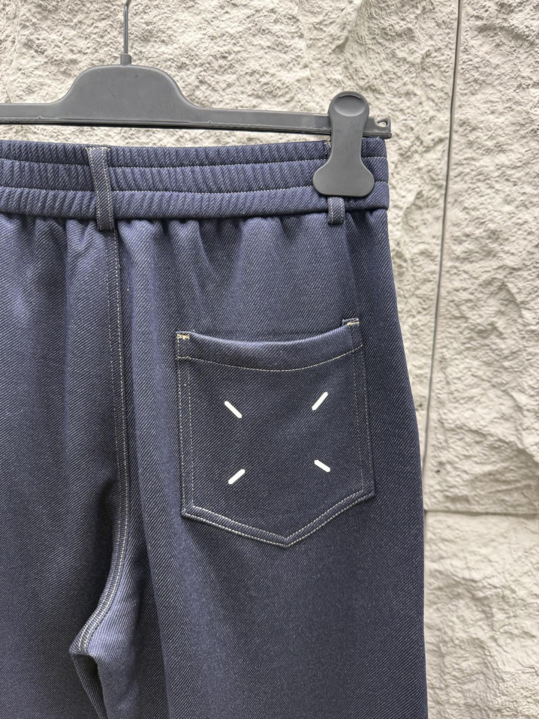 马吉拉🔥🔥春夏新款天丝混纺垂感休闲裤，高端男士必备超柔超弹直筒裤。特供顶级渠道分享，辨识度超高。用面料征