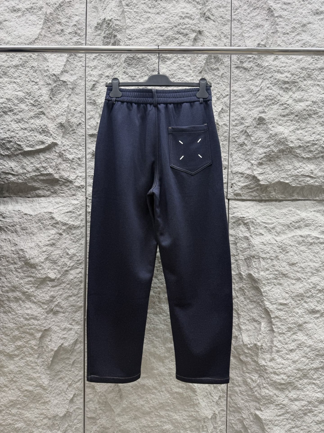 马吉拉🔥🔥春夏新款天丝混纺垂感休闲裤，高端男士必备超柔超弹直筒裤。特供顶级渠道分享，辨识度超高。用面料征