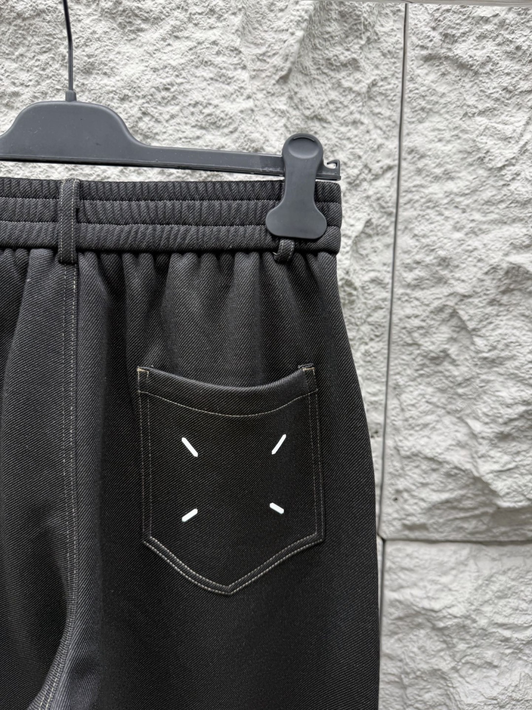 马吉拉🔥🔥春夏新款天丝混纺垂感休闲裤，高端男士必备超柔超弹直筒裤。特供顶级渠道分享，辨识度超高。用面料征