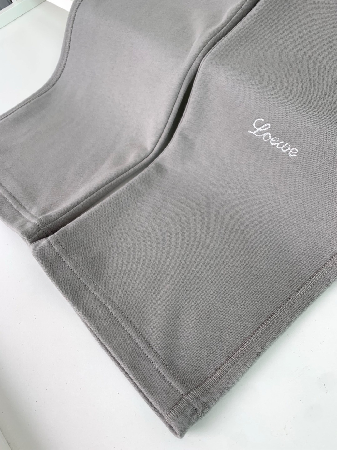 LOW2026春夏新款时尚直筒休闲裤 男士都市时尚休闲运动风格 上身更为大气百搭，不分年龄段的成衣，每都