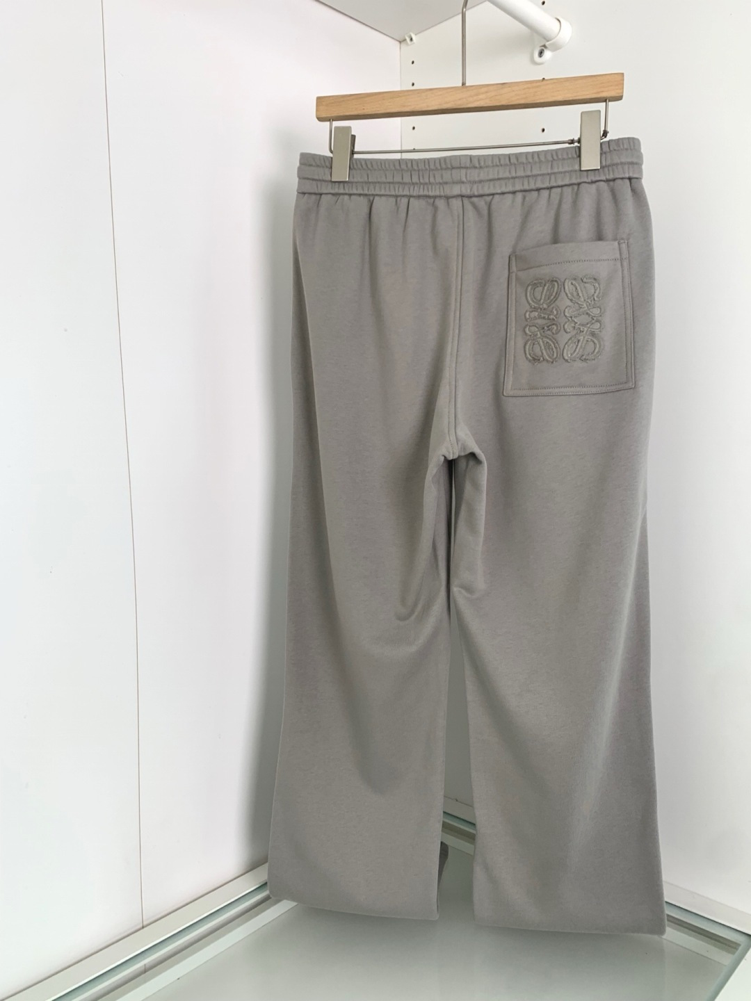 LOW2026春夏新款时尚直筒休闲裤 男士都市时尚休闲运动风格 上身更为大气百搭，不分年龄段的成衣，每都