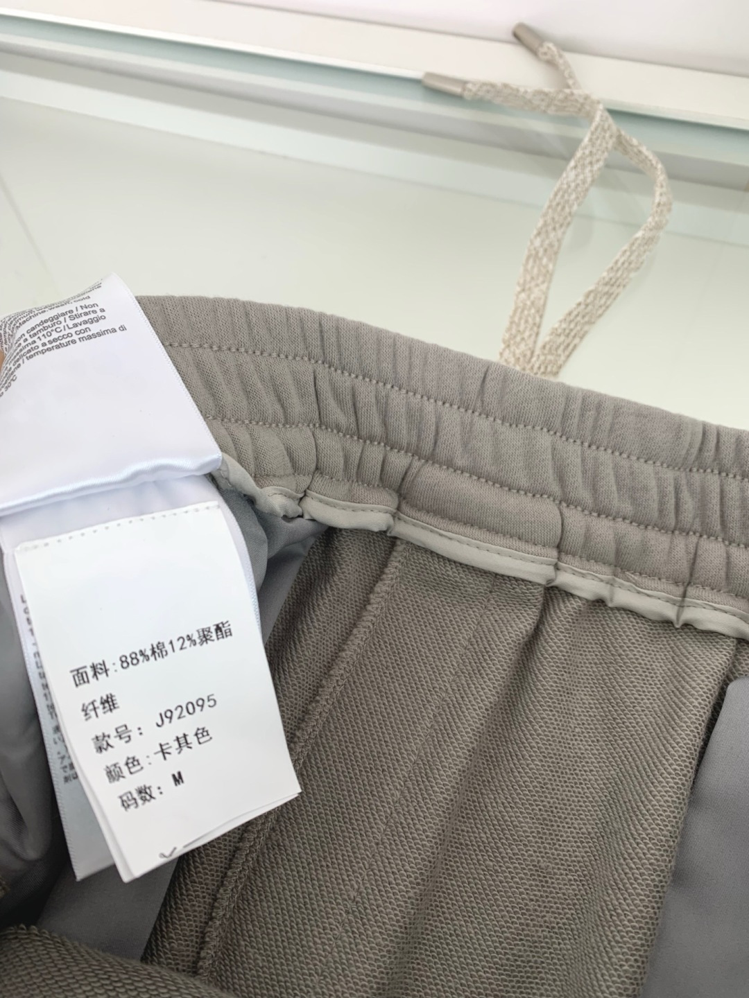 LOW2026春夏新款时尚直筒休闲裤 男士都市时尚休闲运动风格 上身更为大气百搭，不分年龄段的成衣，每都