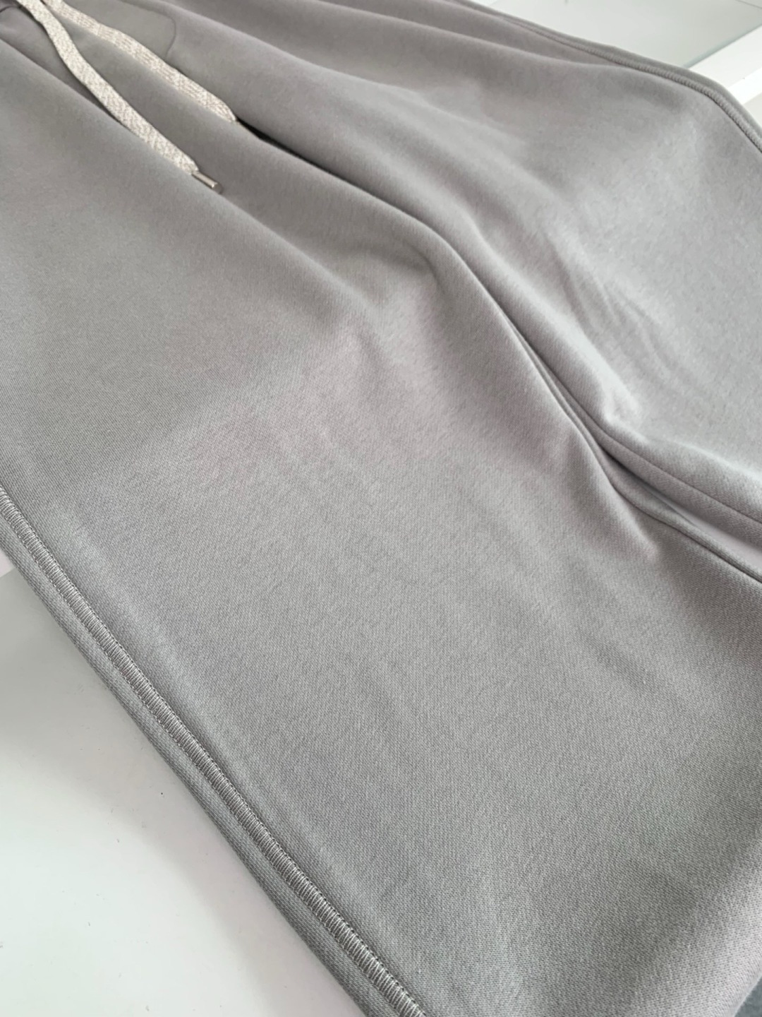 LOW2026春夏新款时尚直筒休闲裤 男士都市时尚休闲运动风格 上身更为大气百搭，不分年龄段的成衣，每都