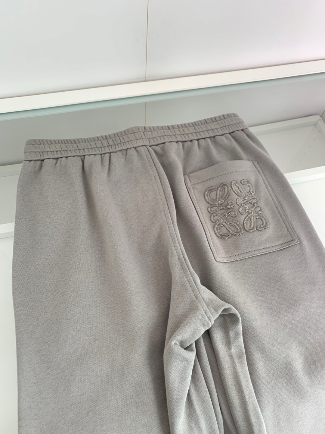 LOW2026春夏新款时尚直筒休闲裤 男士都市时尚休闲运动风格 上身更为大气百搭，不分年龄段的成衣，每都