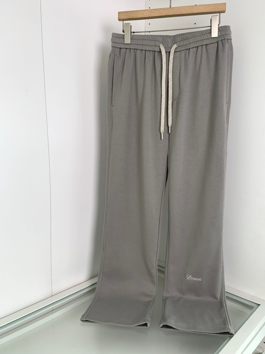 LOW2026春夏新款时尚直筒休闲裤 男士都市时尚休闲运动风格 上身更为大气百搭，不分年龄段的成衣，每都