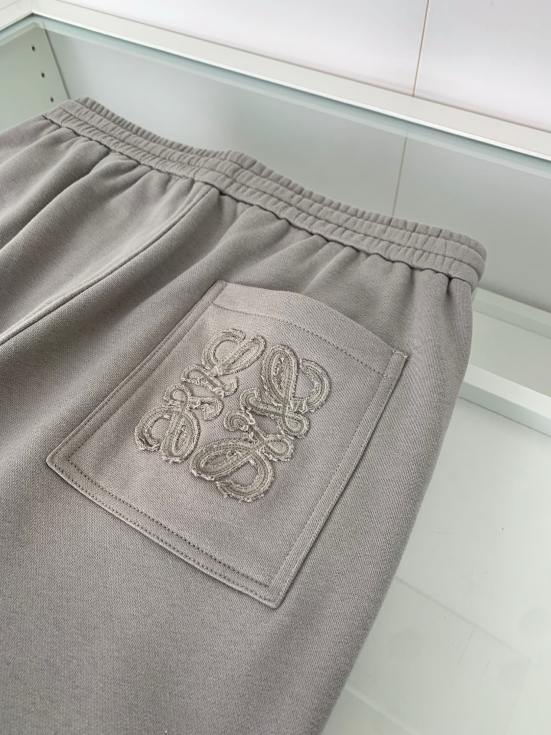 LOW2026春夏新款时尚直筒休闲裤 男士都市时尚休闲运动风格 上身更为大气百搭，不分年龄段的成衣，每都