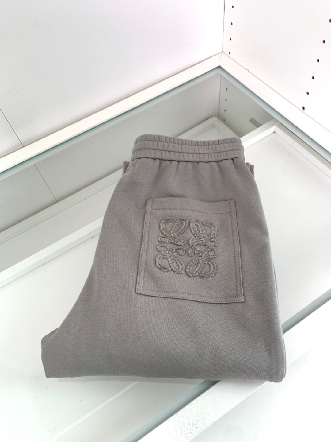 LOW2026春夏新款时尚直筒休闲裤 男士都市时尚休闲运动风格 上身更为大气百搭，不分年龄段的成衣，每都