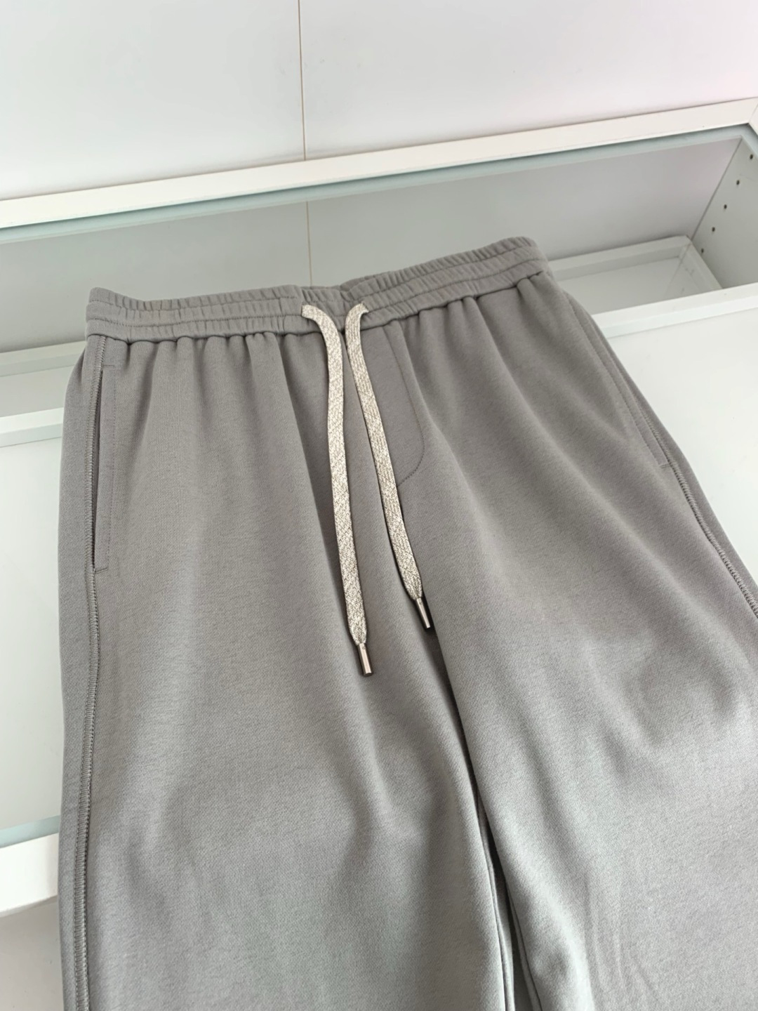 LOW2026春夏新款时尚直筒休闲裤 男士都市时尚休闲运动风格 上身更为大气百搭，不分年龄段的成衣，每都