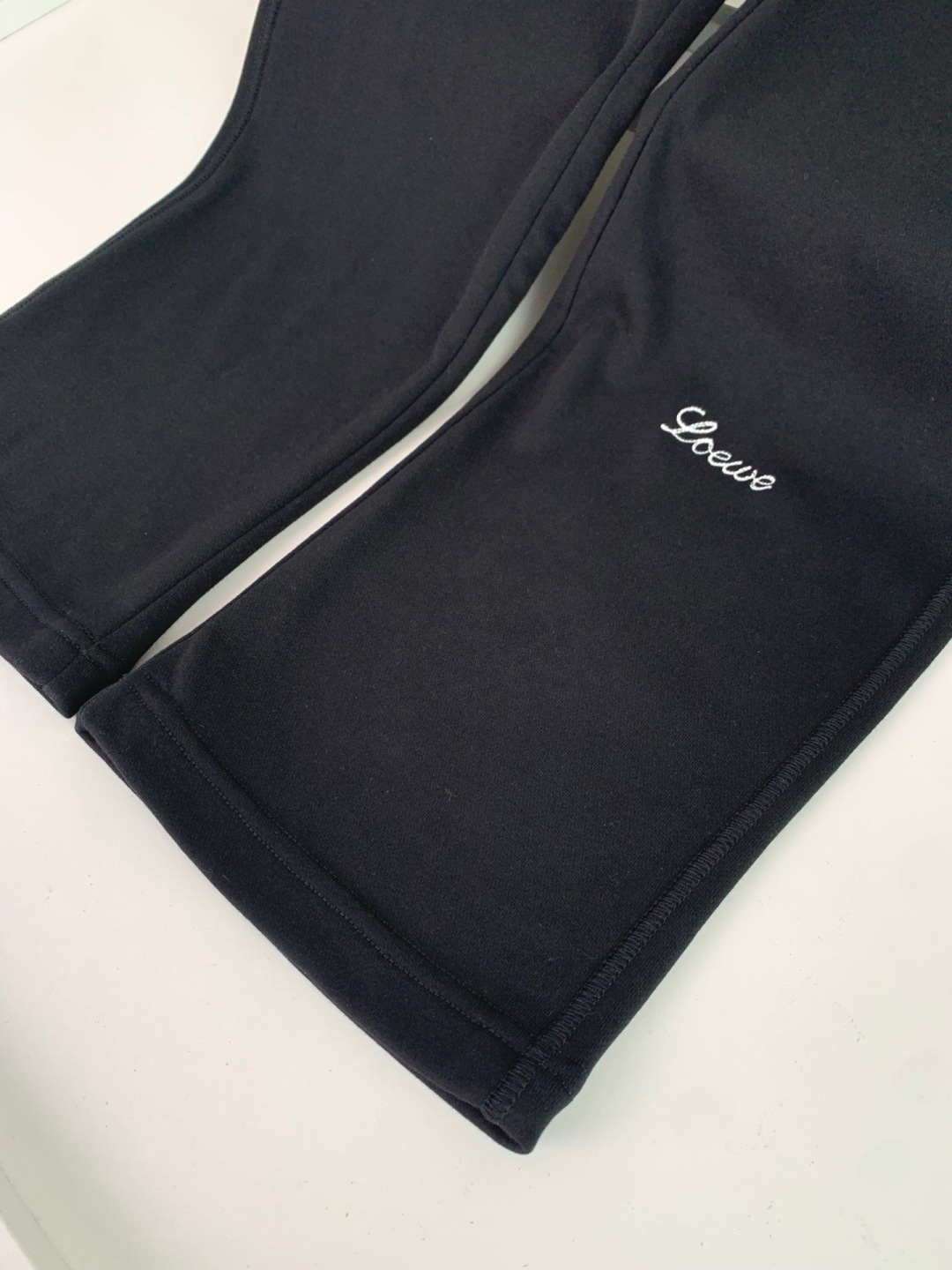 LOW2026春夏新款时尚直筒休闲裤 男士都市时尚休闲运动风格 上身更为大气百搭，不分年龄段的成衣，每都