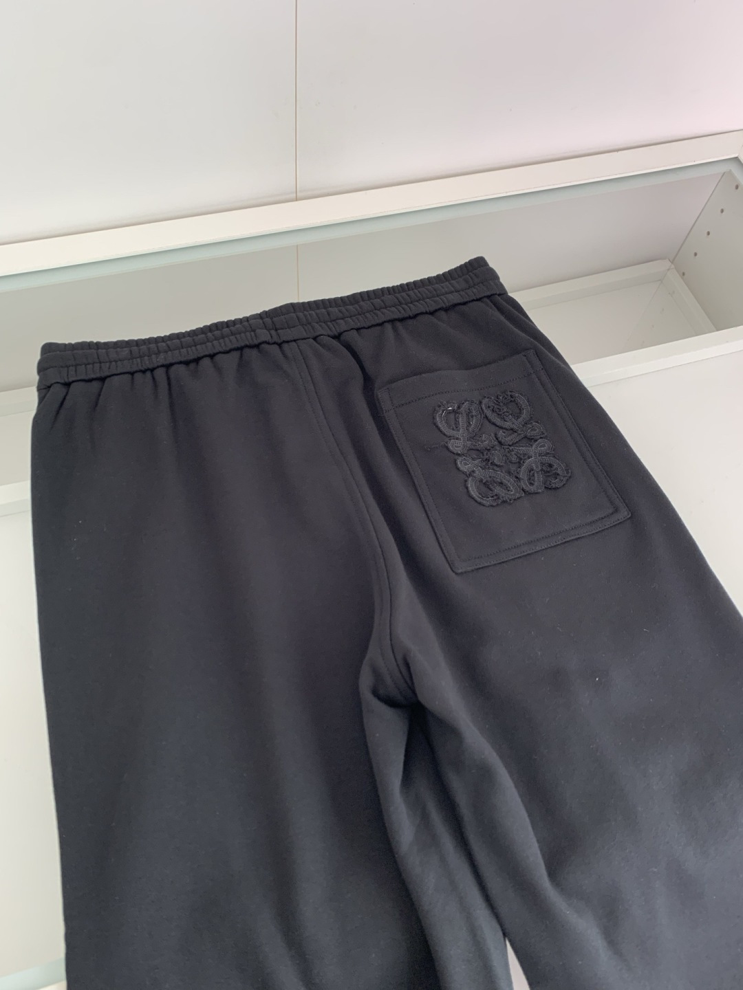 LOW2026春夏新款时尚直筒休闲裤 男士都市时尚休闲运动风格 上身更为大气百搭，不分年龄段的成衣，每都