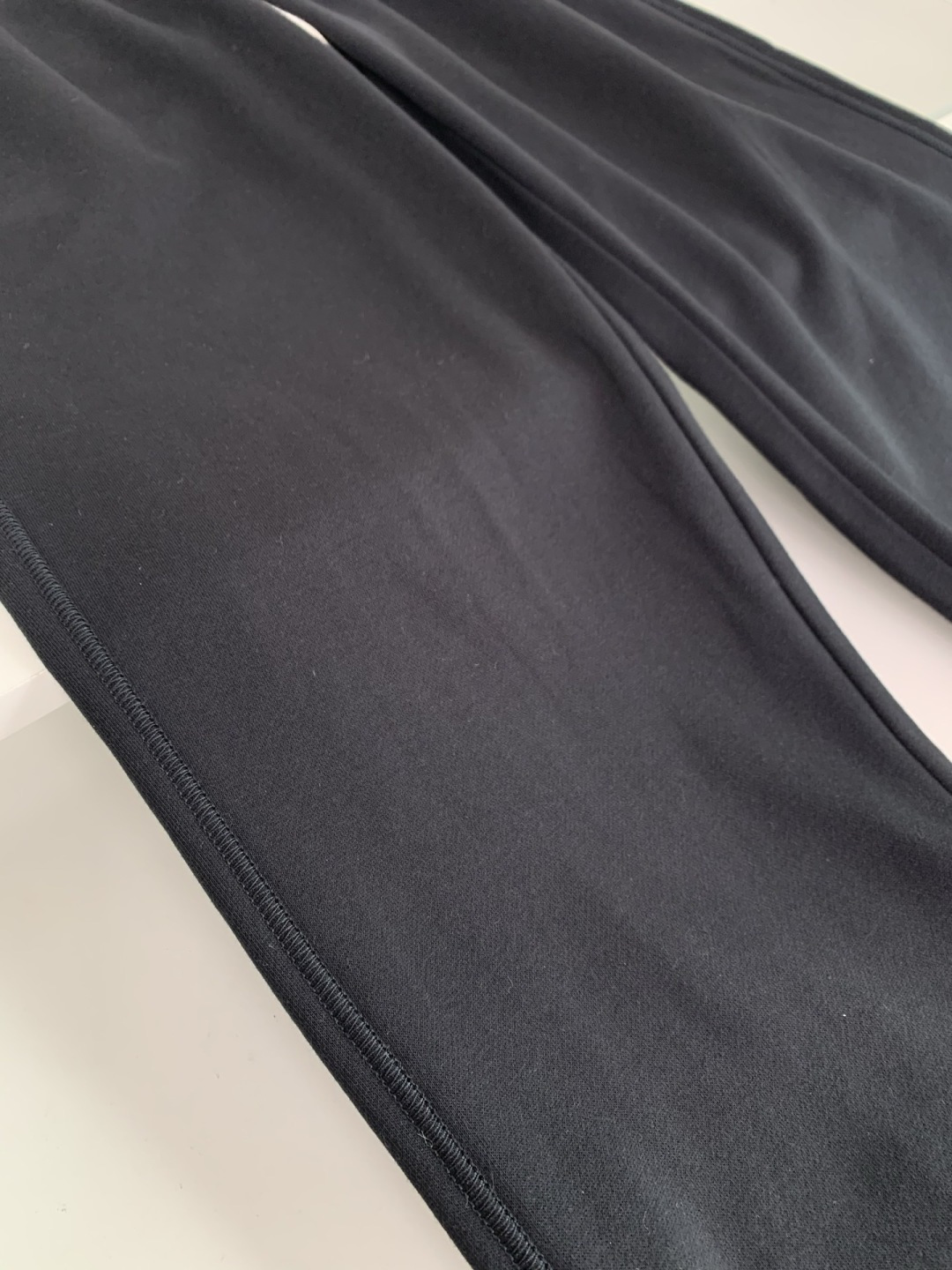 LOW2026春夏新款时尚直筒休闲裤 男士都市时尚休闲运动风格 上身更为大气百搭，不分年龄段的成衣，每都