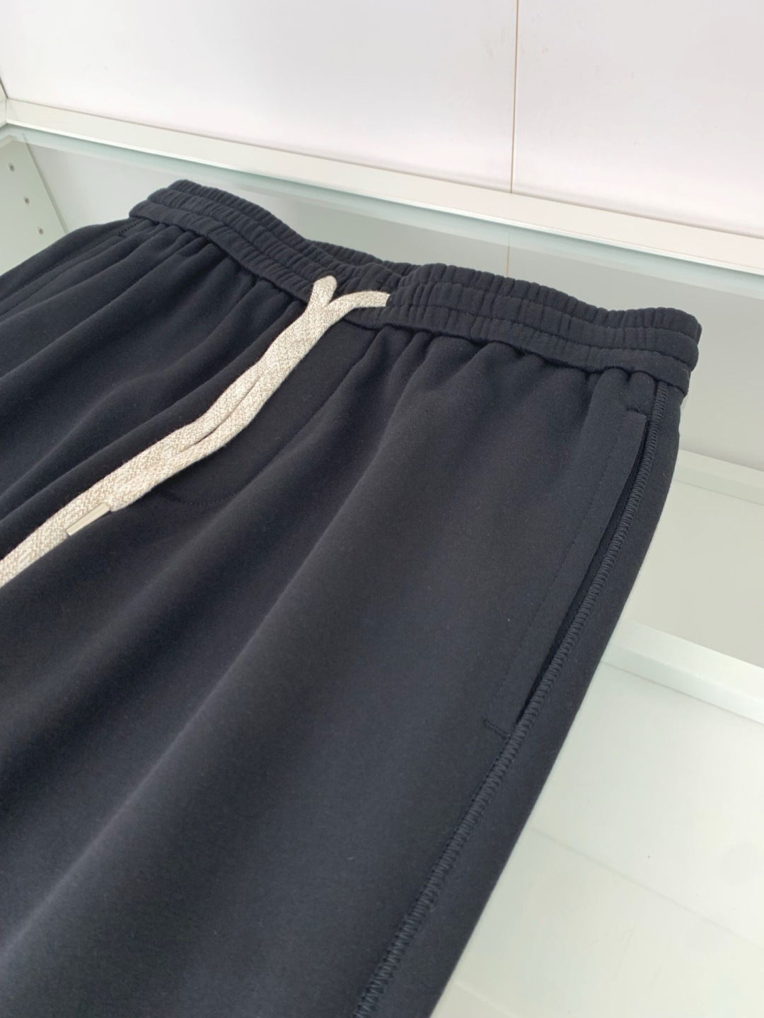 LOW2026春夏新款时尚直筒休闲裤 男士都市时尚休闲运动风格 上身更为大气百搭，不分年龄段的成衣，每都