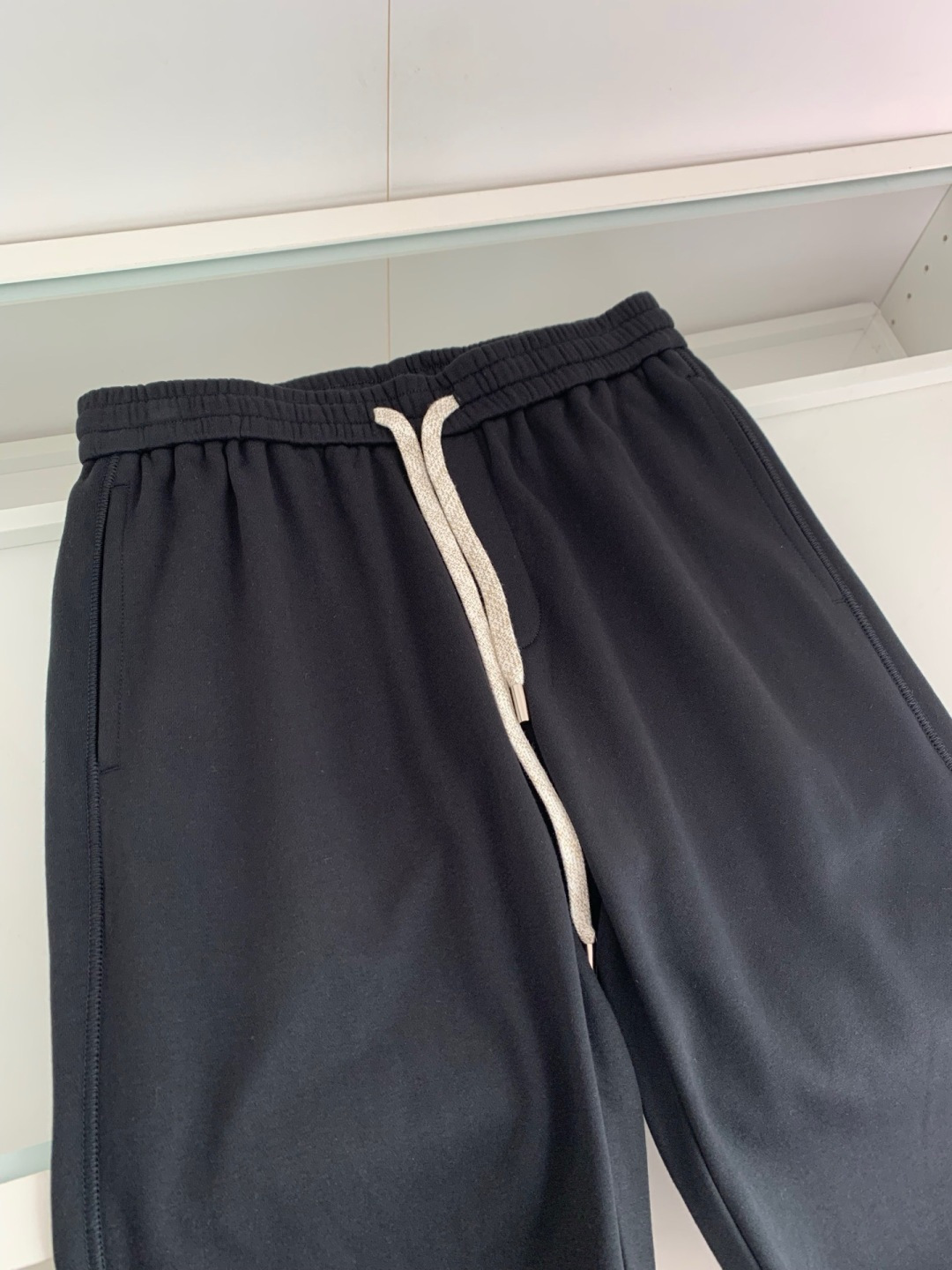 LOW2026春夏新款时尚直筒休闲裤 男士都市时尚休闲运动风格 上身更为大气百搭，不分年龄段的成衣，每都