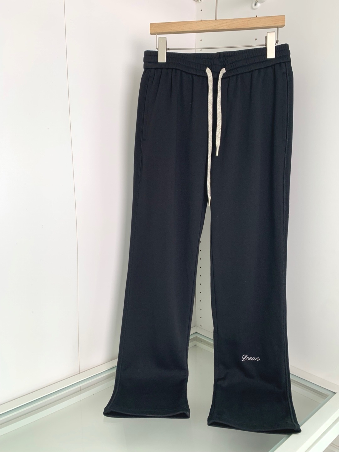 LOW2026春夏新款时尚直筒休闲裤 男士都市时尚休闲运动风格 上身更为大气百搭，不分年龄段的成衣，每都