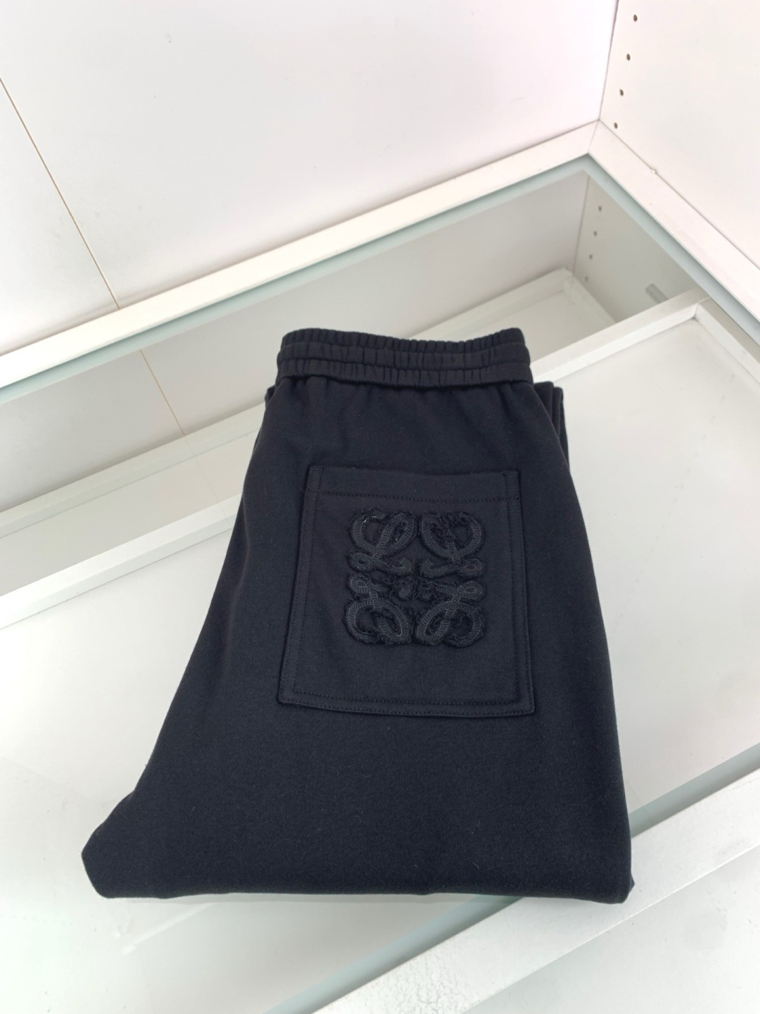 LOW2026春夏新款时尚直筒休闲裤 男士都市时尚休闲运动风格 上身更为大气百搭，不分年龄段的成衣，每都