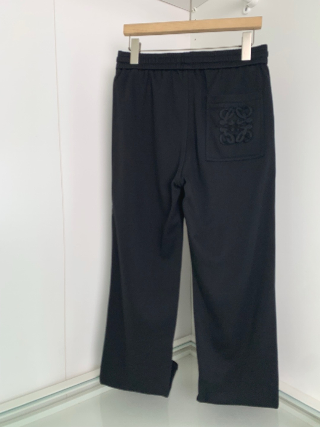 LOW2026春夏新款时尚直筒休闲裤 男士都市时尚休闲运动风格 上身更为大气百搭，不分年龄段的成衣，每都