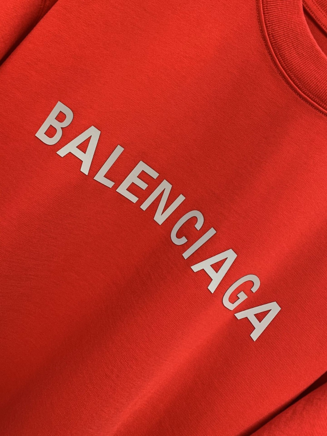 光织爱意衣载同心巴黎限定高克重棉质3D反光印花短袖臻品纪在时尚的星河中，真正动人的从非浮华堆砌，而是以匠