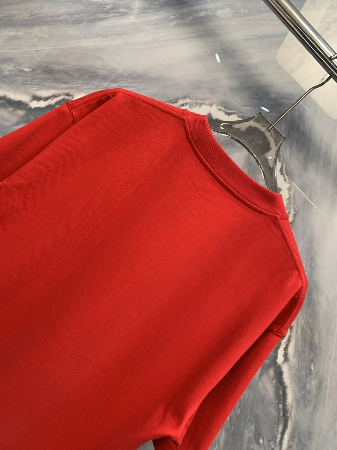 光织爱意衣载同心巴黎限定高克重棉质3D反光印花短袖臻品纪在时尚的星河中，真正动人的从非浮华堆砌，而是以匠