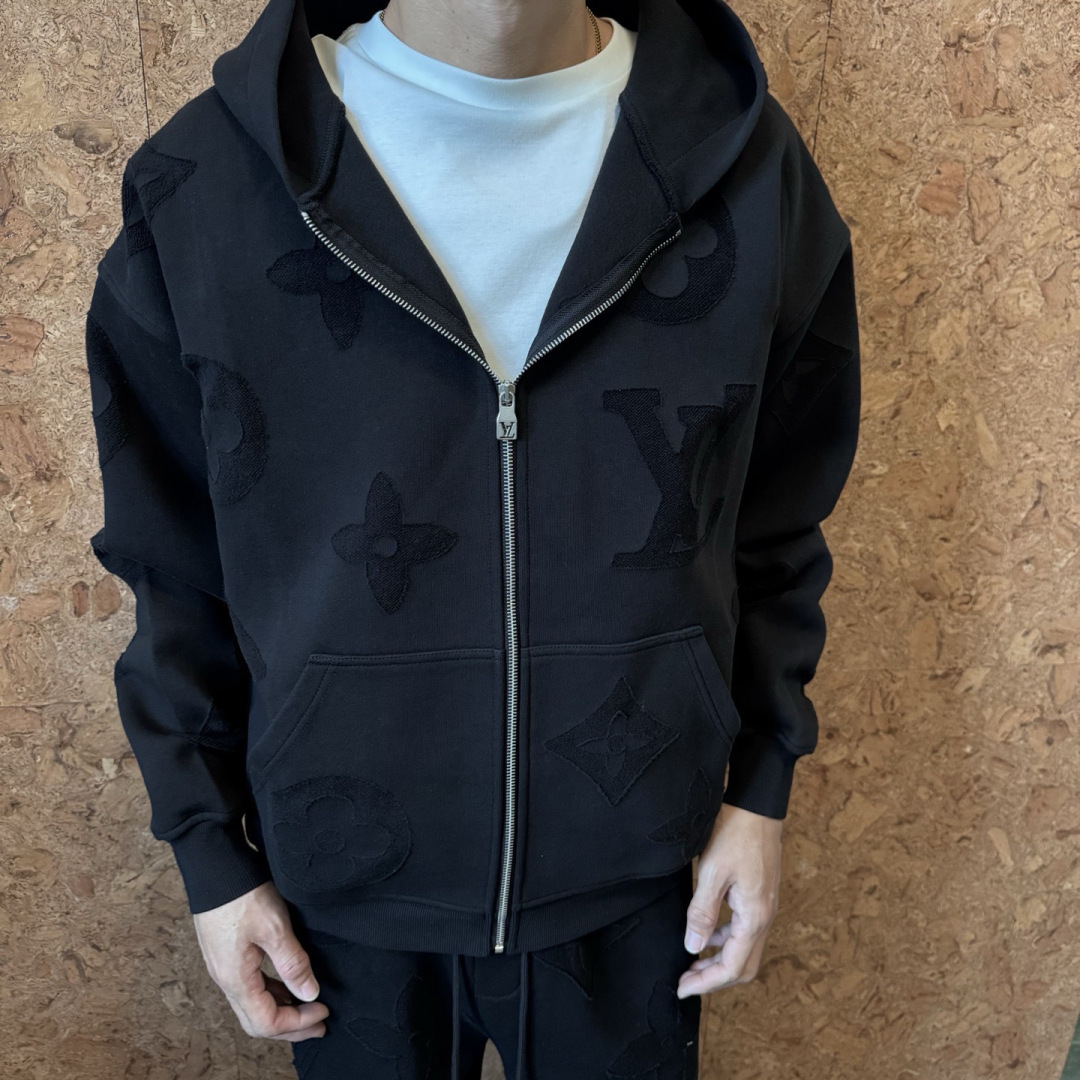 新款🆕驴牌，新款满版logo连帽拉链外套，秋季新款，上身效果帅气十足，男女同款，潮人必备。码数：S-XL