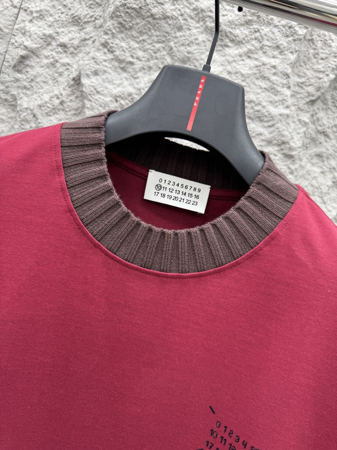 马吉拉🔥🔥夏季新款拼接短袖，定制原版顶级棉面料，前面logo植绒设计点缀，领口针织材质，别具一格，设计超