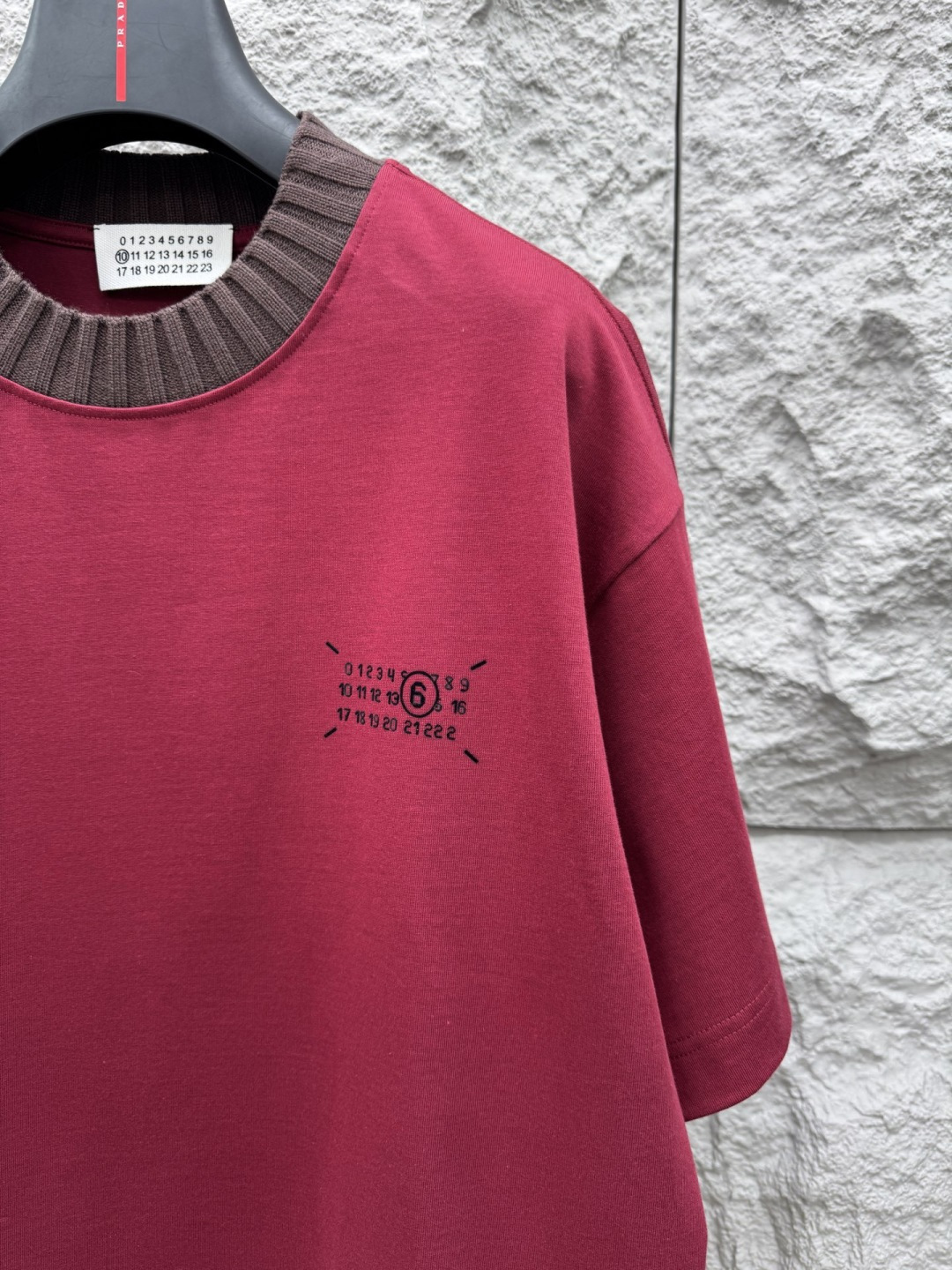 马吉拉🔥🔥夏季新款拼接短袖，定制原版顶级棉面料，前面logo植绒设计点缀，领口针织材质，别具一格，设计超