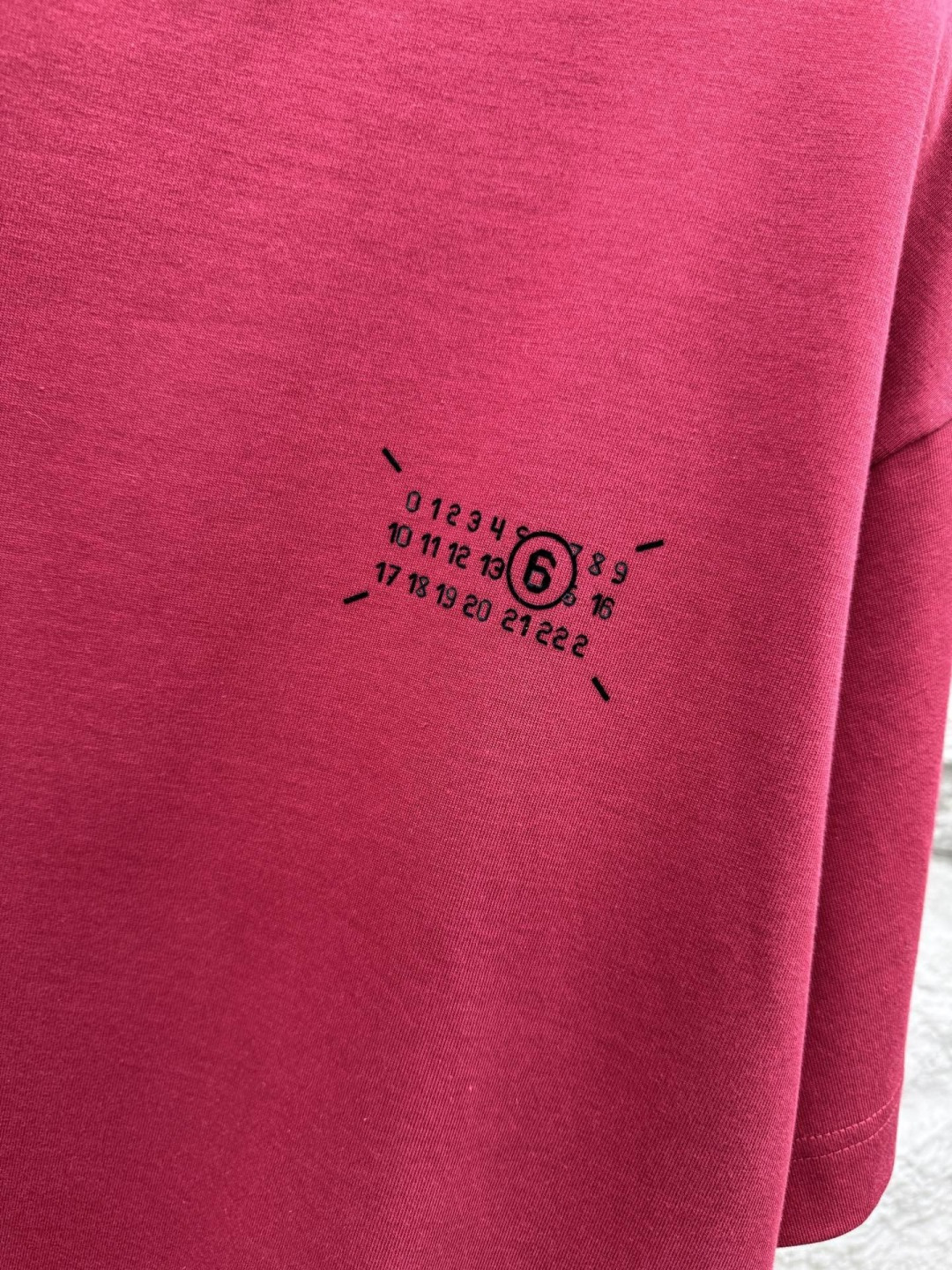 马吉拉🔥🔥夏季新款拼接短袖，定制原版顶级棉面料，前面logo植绒设计点缀，领口针织材质，别具一格，设计超