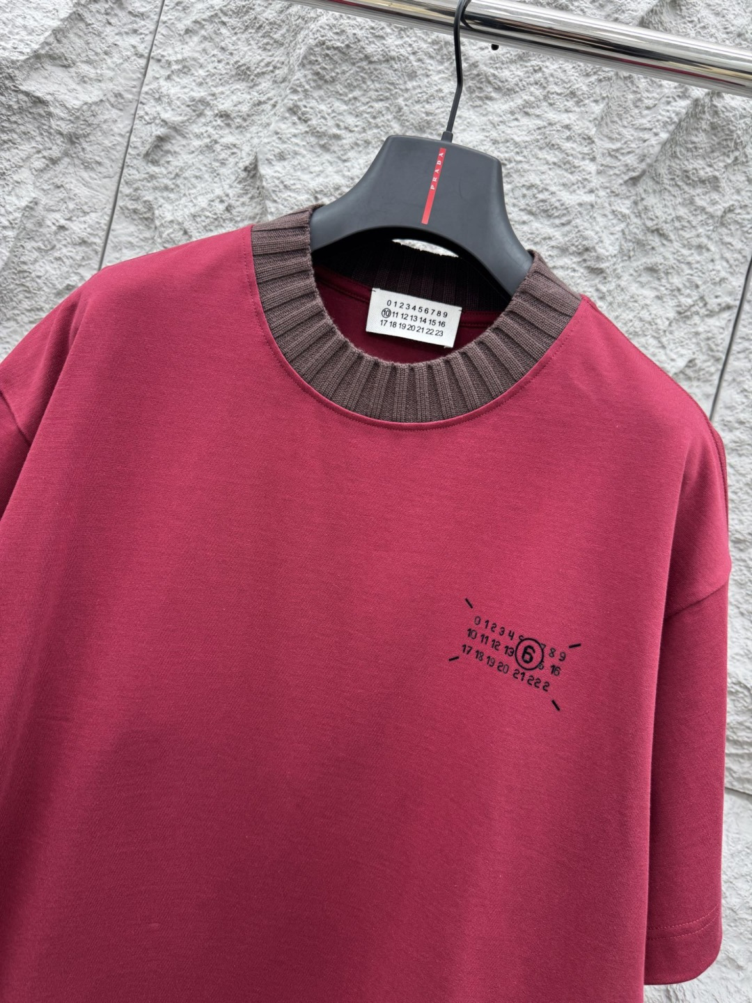 马吉拉🔥🔥夏季新款拼接短袖，定制原版顶级棉面料，前面logo植绒设计点缀，领口针织材质，别具一格，设计超