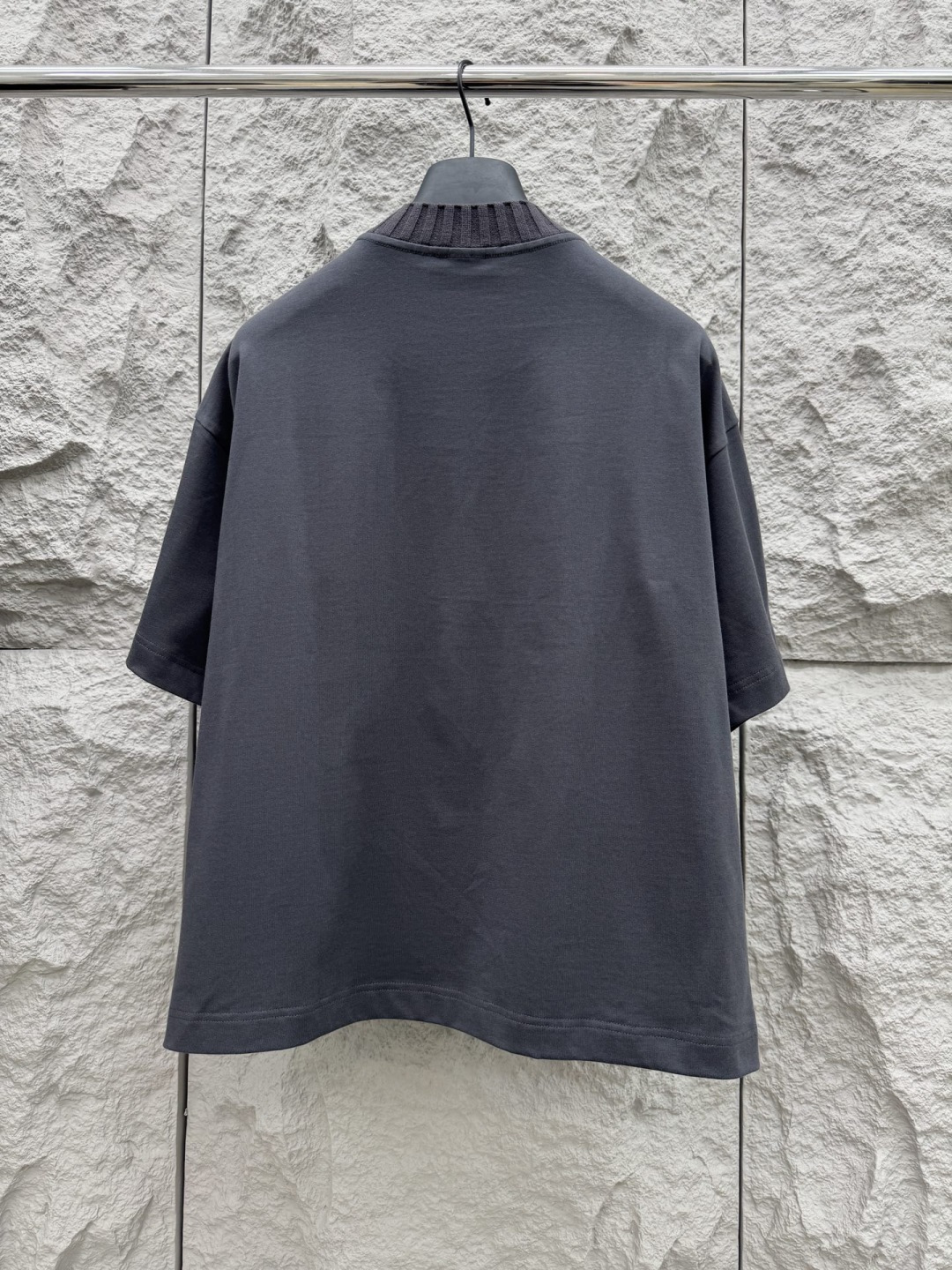 马吉拉🔥🔥夏季新款拼接短袖，定制原版顶级棉面料，前面logo植绒设计点缀，领口针织材质，别具一格，设计超