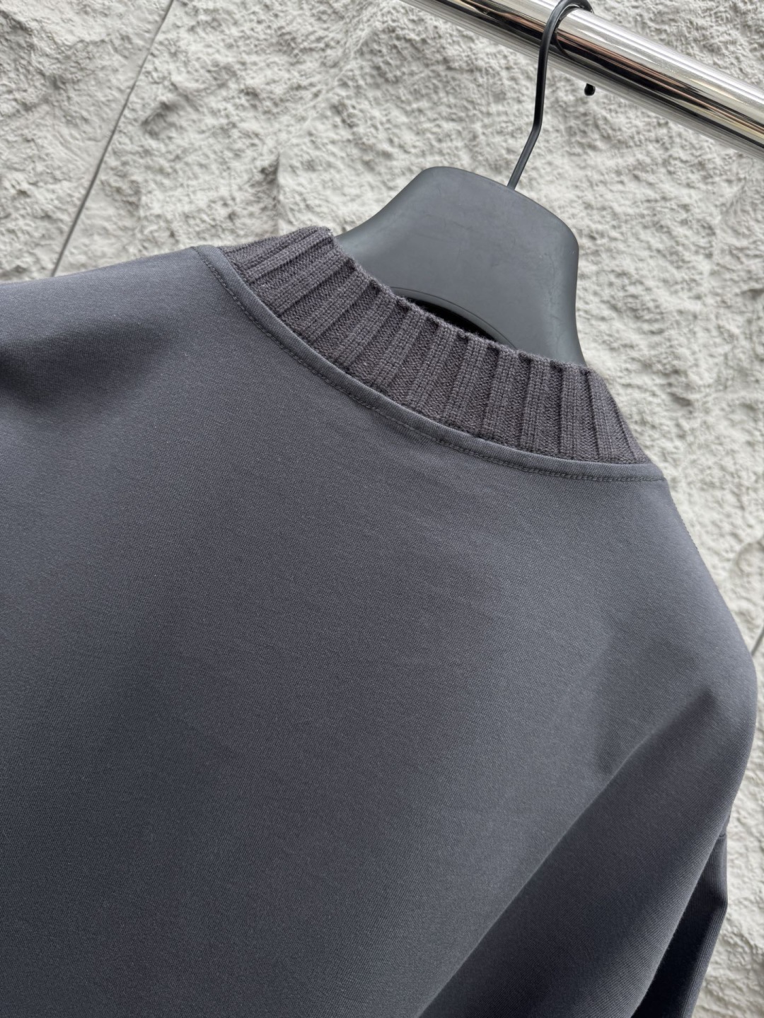 马吉拉🔥🔥夏季新款拼接短袖，定制原版顶级棉面料，前面logo植绒设计点缀，领口针织材质，别具一格，设计超