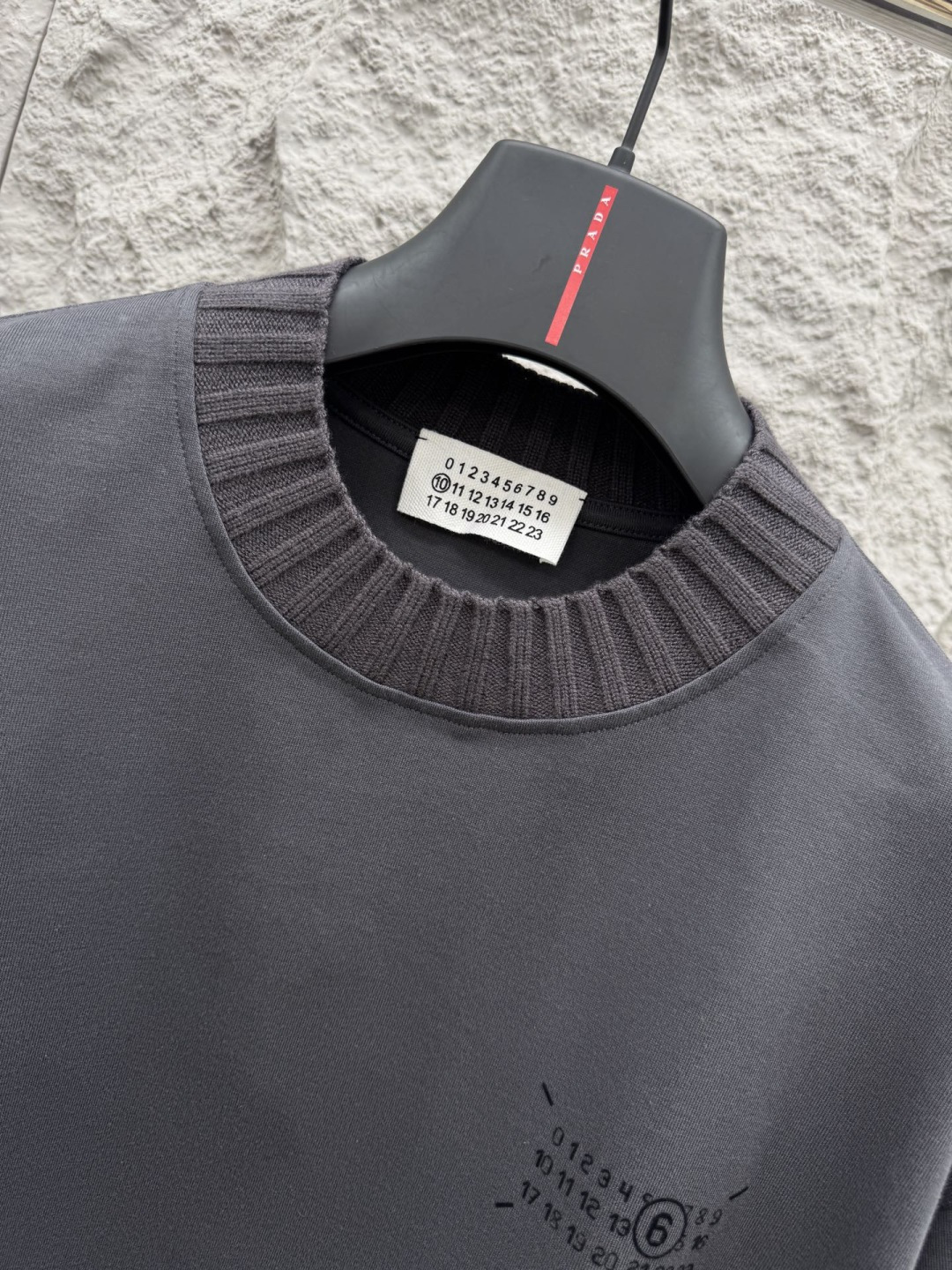 马吉拉🔥🔥夏季新款拼接短袖，定制原版顶级棉面料，前面logo植绒设计点缀，领口针织材质，别具一格，设计超