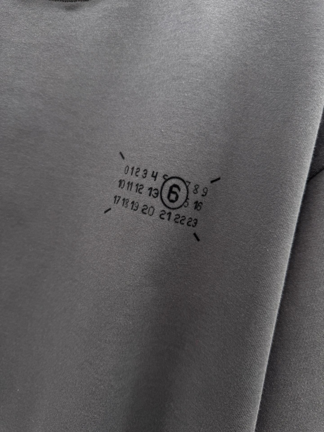 马吉拉🔥🔥夏季新款拼接短袖，定制原版顶级棉面料，前面logo植绒设计点缀，领口针织材质，别具一格，设计超